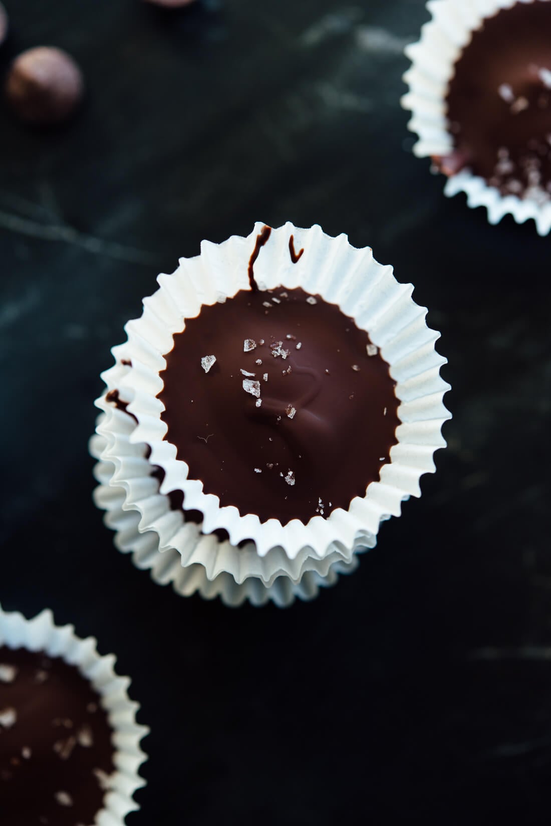 Easy homemade peanut butter cups recipeโthe insides are naturally sweetened with maple syrup! You're going to love these.